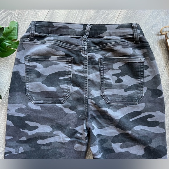 Knox Rose Camo Mid-Rise Utility Ankle Pants with Zip Ankle Detail. Size 2 - Picture 10 of 14